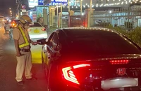 CSGT ở Củ Chi đo nồng độ cồn xuyên Tết, xuyên đêm xử lý hàng trăm người