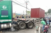 Container cuốn 3 người đi xe máy vào gầm ở Quốc lộ 22