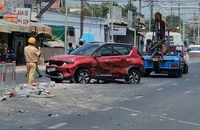 Xe tải nổ lốp tông ô tô xoay vòng trên Tỉnh lộ 8, 2 mẹ con thoát nạn