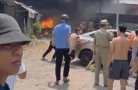 Cháy lớn khu đất ngàn mét vuông, nhiều người hò nhau đẩy ô tô, xe máy...