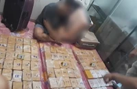 Quận 1: nhóm người Đài Loan chuẩn bị ‘ép’ 184 bánh ma túy vào vỏ pin thì bị bắt