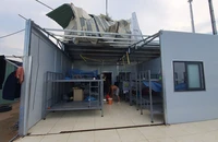 Lốc tốc mái nhà, cây đổ, các công nhân dự án đường Vành Đai 3 phải nấp vào gầm bàn