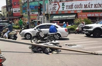 Cột đèn chiếu sáng rơi trúng nhiều người đi xe máy ở Cầu vượt Tân Thới Hiệp