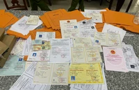 Đường dây mỗi ngày đưa hàng trăm giấy tờ giả từ Campuchia về TP.HCM tiêu thụ