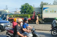 Tông 5 xe liên hoàn khiến 1 người mắc kẹt, Quốc lộ 1 ùn ứ kéo dài