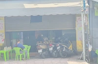 Cháy tiệm spa, cửa cuốn mất điện, 4 nhân viên thoát sang mái nhà hàng xóm