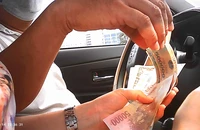 Vụ tài xế taxi dù tráo tiền, chặt chém: Đại diện HTX 27/7 nói gì