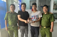 2 cảnh sát trả lại ví tiền chứa nhiều tài sản cho người đánh rơi