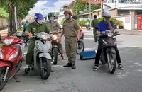 Công an, Đoàn thanh niên cùng kéo xe hút đinh ở cầu vượt An Sương