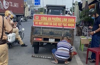 Buổi tối đi hút sạch đinh, sáng ra 'đinh tặc' đã rải ở cầu vượt Linh Xuân