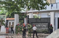 Cảnh sát cứu 11 người kẹt ở sân thượng trong vụ cháy công ty nón bảo hiểm