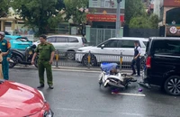 Xe máy lấn làn tông đuôi ô tô, đường Nguyễn Văn Trỗi ùn ứ kéo dài
