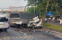 Tông xe liên hoàn trên đường Nguyễn Văn Linh, 2 người chết, giao thông ùn ứ