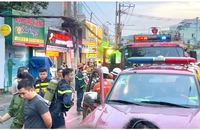 Cháy nhà 4 tầng cho thuê trọ ở Bình Thạnh, nhiều người ôm đồ tháo chạy