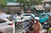 Nhiều đường ở quận Tân Bình kẹt cứng vì cháy nhà trên đường Xuân Hồng