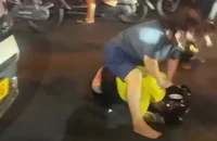 Đôi vợ chồng đánh người đi đường và liên tục hỏi ‘mày biết tao là ai không’