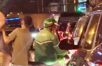 Tài xế ô tô cầm gậy sắt đánh bể nón bảo hiểm tài xế xe ôm công nghệ rồi bỏ chạy ở Bình Thạnh