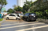 Ô tô ‘điên’ tông hàng loạt xe máy, ô ô trên đường Hoàng Văn Thụ