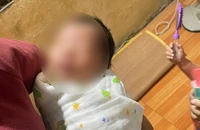 Bé gái sơ sinh trong giỏ nhựa bên đường với lời nhắn từ người mẹ xưng sinh viên