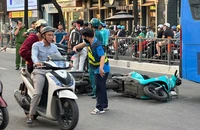 Hai xe máy va chạm trên đường Quang Trung, 1 người bị xe buýt cán tử vong
