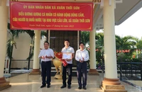 Khen thưởng người đẩy cây chuối rồi nhảy xuống sông cứu 1 phụ nữ ở Hóc Môn