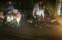 Xe ben đổ nhiều tấn bùn đất ra đường, nhiều người đi xe máy trượt té ở Hóc Môn