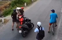 Va quẹt giao thông, người đàn ông bị đấm liên tiếp vào mặt