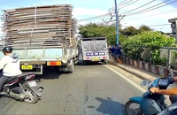 2 tài xế xe tải đánh nhau loạn xạ trên cầu Bà Lát gây ùn ứ