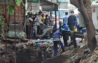 Thi thể người phụ nữ lẫn với rác thải trên kênh nước ở quận 6