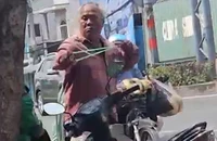 2 tài xế xe ôm đánh nhau túi bụi ở Hóc Môn