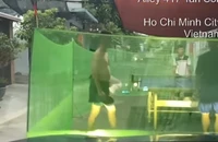 4 người dựng bàn, căng lưới chơi bóng bàn giữa đường