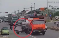 Clip ghi cảnh người đàn ông điều khiển xe ba bánh tử vong sau va chạm với xe bồn