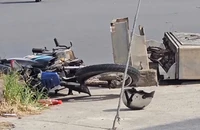 Xe máy hư hỏng nằm gần giao lộ ở quận 12, chưa rõ chủ nhân