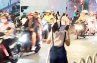 Đôi nam nữ thanh niên dàn dựng cảnh quay clip diễu binh thì mất điện thoại