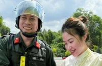 Cô gái rơi ví khi đi chiêm bái Xá lợi Phật ở Bình Chánh được thiếu tá công an nhặt được, trả lại
