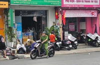 Cháy tiệm thuốc tây trên đường Vườn Lài, 2 người thoát nạn