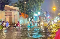 Cơn mưa đầu mùa kéo dài, nhiều đoạn đường ở TP Thủ Đức thành 'biển nước'