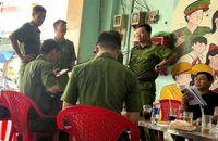 Cháy chung cư Viễn Đông, 5 người được cảnh sát cứu kịp thời