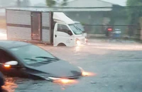 Mưa rất lớn sáng sớm, nhiều tuyến đường TP.HCM ngập nặng