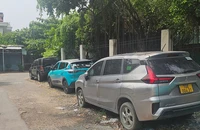 Ô tô vô chủ đậu cả năm không ai tới lấy ở quận Tân Phú
