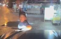 Công an làm việc với hai người đàn ông chặn ô tô, ném đá vào kính chắn gió