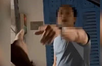 Người đàn ông say xỉn chặn đầu ô tô, thách thức tài xế đánh nhau ở Bình Chánh