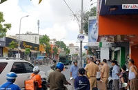 Cảnh sát phong tỏa một đoạn đường Quang Trung sau tai nạn chết người