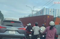 Xe container lao qua làn ngược lại, tông sập hàng rào ở Củ Chi