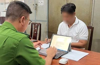 Công an làm việc với người đàn ông chặn, đập phá ô tô công nghệ ở quận 5