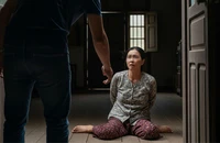 Nợ nần, người phụ nữ tự trói tay, xát bột ớt vào mặt để báo tin cướp giả