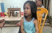 Bé gái đi lạc vào quán cà phê ở TP HCM, hơn một tuần chưa ai đến nhận