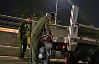 Bé gái 2 tuổi tử vong trong tai nạn giữa xe đưa rước công nhân và xe máy