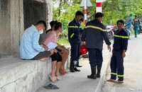Cảnh sát lặn tìm nam thanh niên 16 tuổi câu cá nghi rơi xuống kênh Xáng, xã Hóc Môn