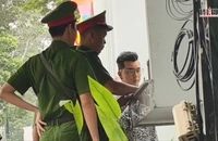 Ca sĩ Ưng Hoàng Phúc nhóm Ngũ Hổ Tướng xuất hiện tại trụ sở Công an TP.HCM